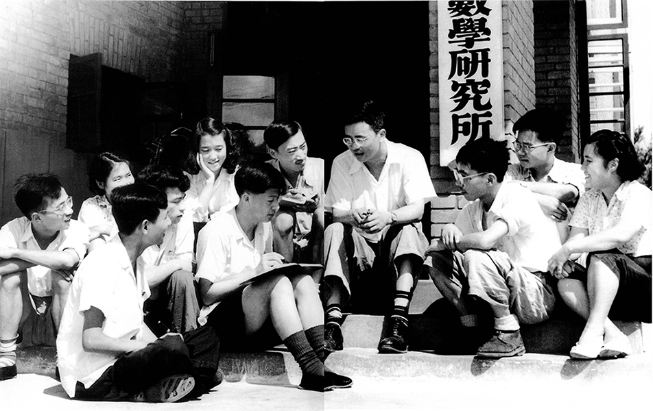 1953年夏天华罗庚和青年们在数学所门口谈数学学习