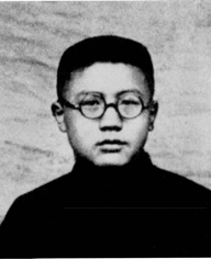 在清华大学时期与数学系同人合影，前排左七华罗庚。