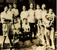 1955年华罗庚全家在清华大学住房院内留影。