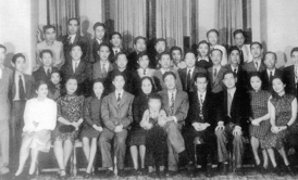 1950年，在美国欢送华罗庚回国宴会后合影。前排左五吴筱元、左六华光、左七华罗庚。
