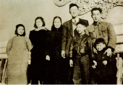 1949年冬，华罗庚从美国返回祖国，1950年3月16日抵达北京。这是他回国后与妻子、儿女在中南海合影。
