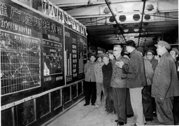 1973年华罗庚在哈尔滨汽轮机厂听取工人介绍应用统筹法取得的成果。