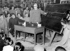 1974年冬华罗庚在广西深入车间讲解优选法。