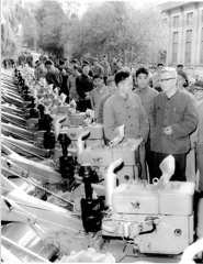 1974年冬华罗庚应邀到广西推广优选法、统筹法期间参观南宁手扶拖拉机厂。