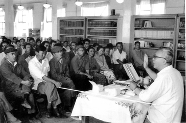 1977年冬华罗庚在新疆大学作学术报告。