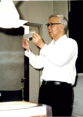 1985年6月12日华罗庚应邀在日本东京大学作题为《理论数学及其应用》的学术报告，报告结束后，他倒在讲台上，当晚10时9分逝世。