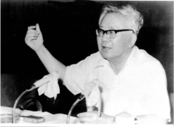 1980年7月华罗庚在北京统筹法研究会成立大会上讲话。