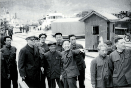 1980年华罗庚在江苏省推广优选法、统筹法期间到连云港码头调研。