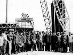 1982年华罗庚在安徽两淮矿区考察。