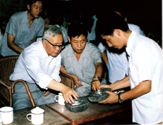 1984年华罗庚到长沙市电信局修配厂指导推广“双法”。
