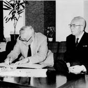 1985年6月12日华罗庚应邀在日本东京大学为日本数学会作学术报告。图为华罗庚在报告前签字留念。