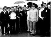 1985年6月15日华罗庚的骨灰由全国政协派专机接回北京，班禅额尔德尼，确吉坚赞、杨静仁等国家领导人到首都机场迎接。