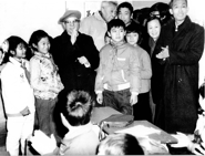 1986年第一届“华杯赛”初赛现场，国务院副总理兼中国科学院院长方毅、组委会主任沈腴正、顾问丁石孙等与小选手们在一起。