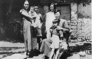 1938年从英国学习归来的华罗庚回到祖国，在昆明西南联大任教，这是他和家人在昆明的住宅前留影。