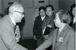 1985年4月，华罗庚与邓颖超主席在全国政协六届三次会议上。华罗庚在此次会议上当选为全国政协副主席。