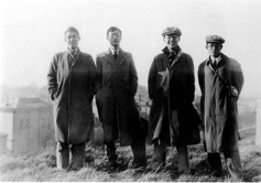1946年2月华罗庚应邀到苏联访问，这是他（左二）在苏的留影。