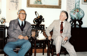 华罗庚与著名数学家赛尔贝格（A.Selberg）教授合影。