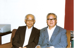 1980年华罗庚在华盛顿与唐培经合影。