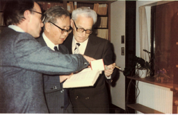 1979年华罗庚与德国数学会会长希尔茨布鲁赫（F.Hirzebruch）、数学家艾柯曼（Eckman）在一起。