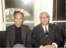 1980年华罗庚和钟开莱教授在美国斯坦福（Stanford）大学留影。