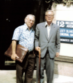 1980年华罗庚与美国数学家贾柯勃森（N.Jacobson）在耶鲁大学留影。