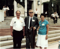 1980年华罗庚和他40年代在美国的助教、数学家熊菲尔德夫妇相会在美国数学会会场门口。
