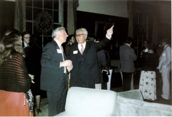 1983年12月华罗庚与加州理工学院院长在交谈中。