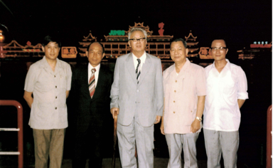 20世纪80年代华罗庚访问香港留影。