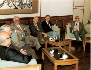1984年华罗庚应聘担任中美国际工程公司总顾问，这是出席第一届理事会时的留影。
