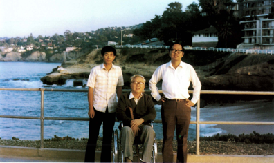 1984年华罗庚和著名数学家丘成桐在美国圣地亚哥留影。
