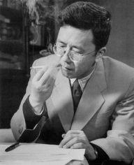 1956年沉思在数学王国的华罗庚，他的专著《典型域上的多元复变函数论》获得国家自然科学一等奖。