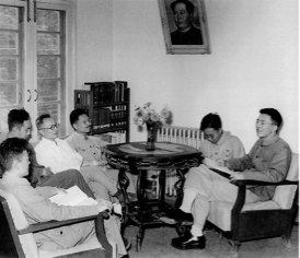 1953年华罗庚与数学所研究人员畅谈访苏观感。