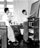 20世纪50年代华罗庚在担任中国科学院数学研究所所长期间，时刻以不倦的精神和可亲的态度关心研究人员提高学术水平，这是他在指导越民义研究数学理论。