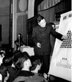 1956年华罗庚为数学竞赛作讲演，这是他在中国数学会举办的报告会上作关于“杨辉三角”的学术报告。
