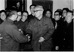 1979年5月华罗庚被批准加入中国共产党，这是他第一次参加支部大会受到党员热烈欢迎的情景。