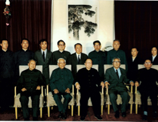 1982年春节华罗庚在聂荣臻家。前排左起：裴丽生、周培源、聂荣臻、华罗庚、宋健。