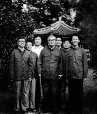 1981年华罗庚访问杭州大学时留影。