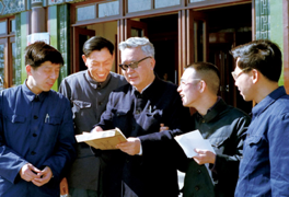1978年在中国科学大会上华罗庚和他的学生著名数学家陈景润（右一）、杨乐（左一）、张广厚（左二）交谈。