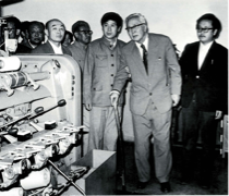 1979年华罗庚在内蒙古自治区呼和浩特市纺织企业推广优选法。
