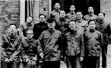 1980年华罗庚与他的学生在一起。前排左起：潘承洞、陆启铿、华罗庚、陈景润、越民义。后排左起：李之杰、万哲先、陈德泉、吴方、陆洪文、计雷、王元。