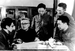 20世纪70年代华罗庚与他的助手们讨论数学问题。