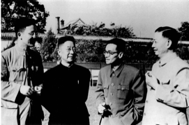 20世纪50年代华罗庚与老舍、梁思成、梅兰芳（从左至右）在一起交谈。