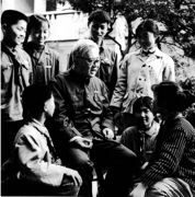 1981年华罗庚回母校江苏金坛中学和三好学生代表亲切交谈。