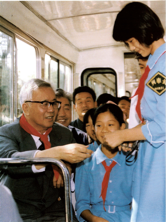 1982年华罗庚在哈尔滨和少年先锋队员在一起。