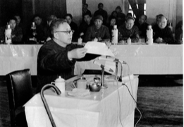 华罗庚在大庆油田向工人讲授“双法”。