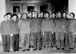 1973年初华罗庚在长春与吉林省领导和部分小分队队员合影。
