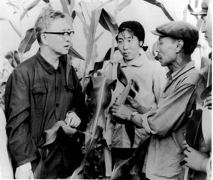 1974年华罗庚在农村访问，了解应用统筹法科学种田获得丰收的情况。