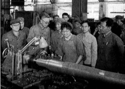 1972年华罗庚在唐山工具厂了解优选刀具实验。