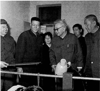 华罗庚在山西推广优选法、统筹法期间深入生产第一线。