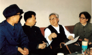 20世纪80年代初攀枝花钢铁公司顾问华罗庚与攀钢的科技人员在一起亲切交谈，右一为国家科技进步一等奖获得者李吉鸾。